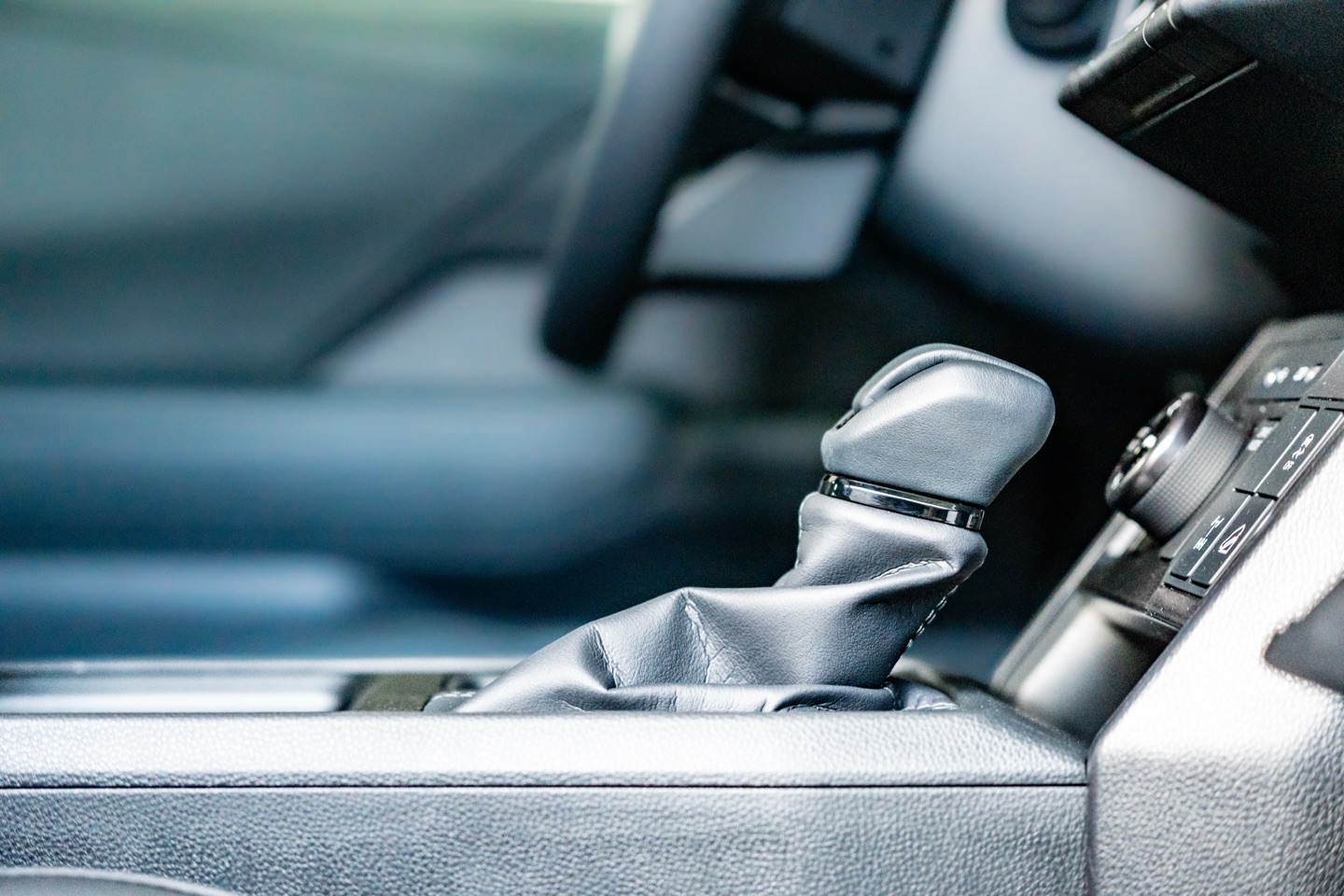 Transmission shifter and centre console in the Hilux Conquest