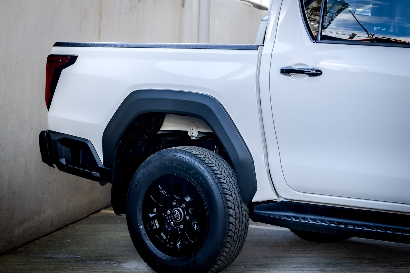 Cargo bed and rear three-quarter of the Toyota Hilux E