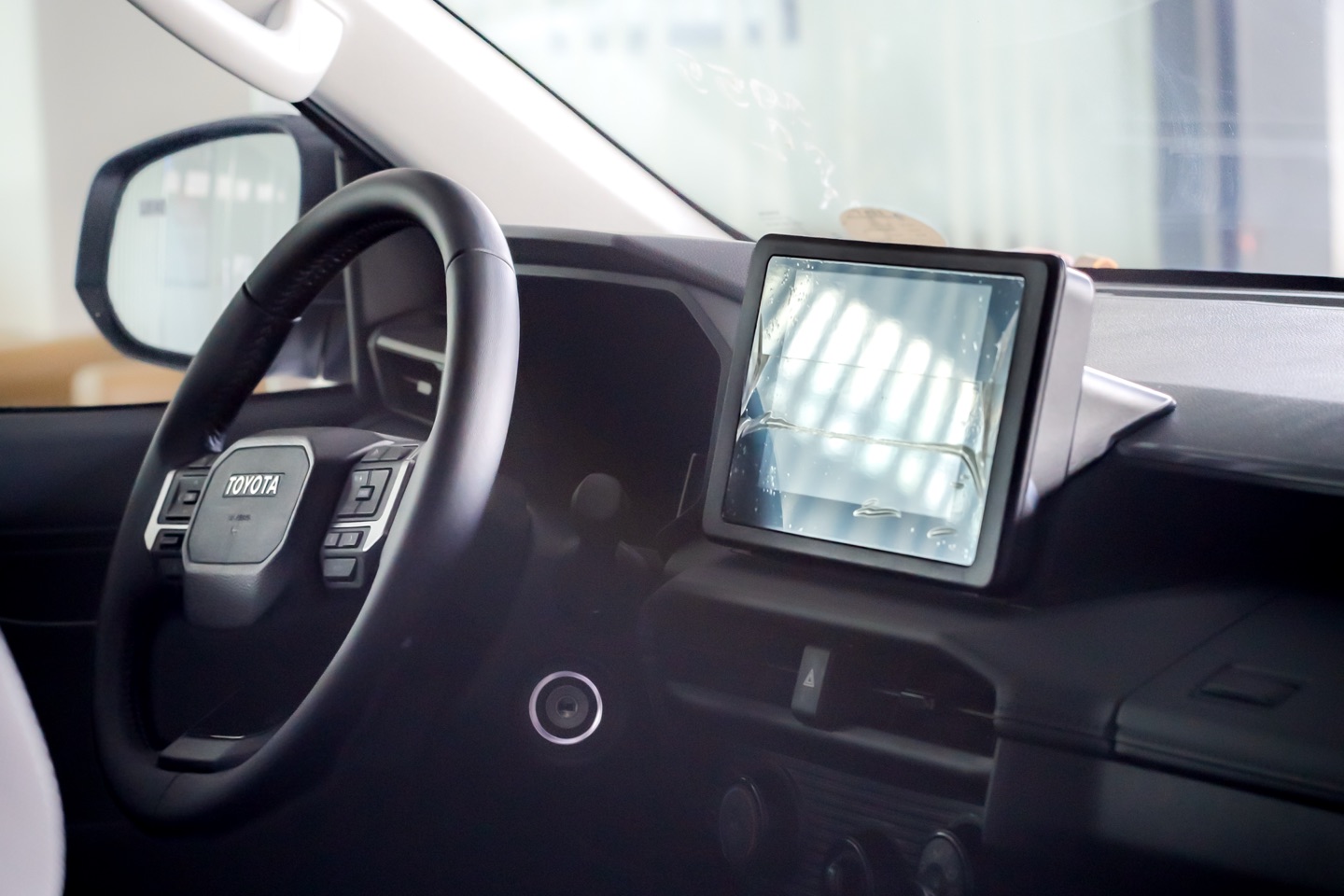 Steering wheel and touchscreen in the Toyota Hilux E