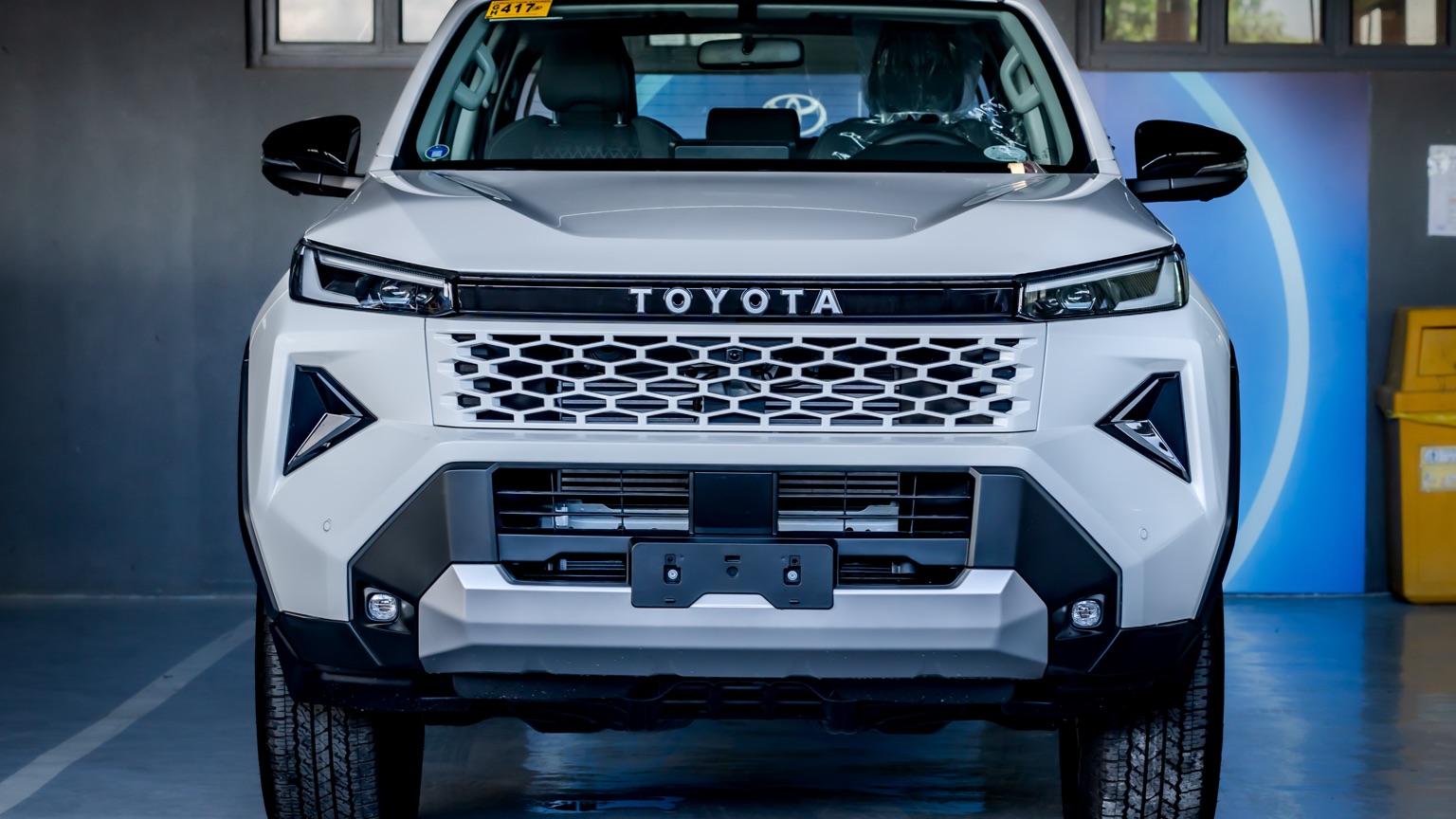 Head-on view of a white Toyota Hilux E 4x4