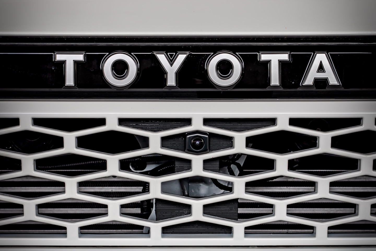 Grille and TOYOTA lettering on the Hilux E