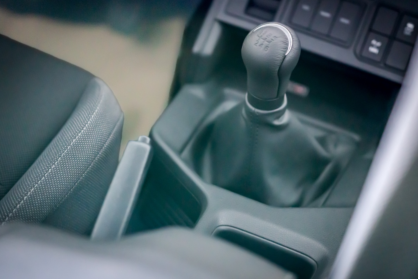 Manual gear lever in the Toyota Hilux E