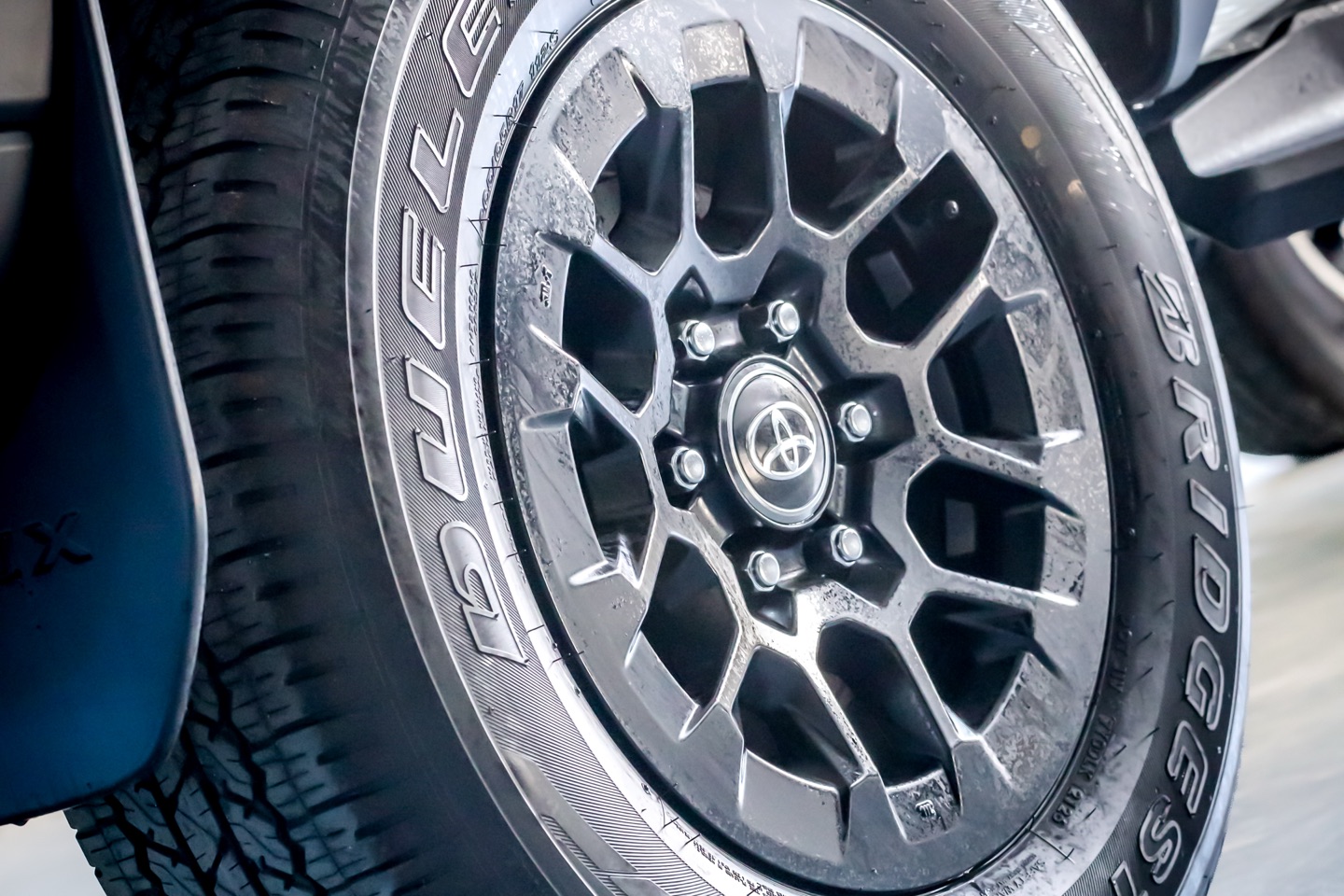 Machined alloy wheel and all-terrain tyre on the Hilux E