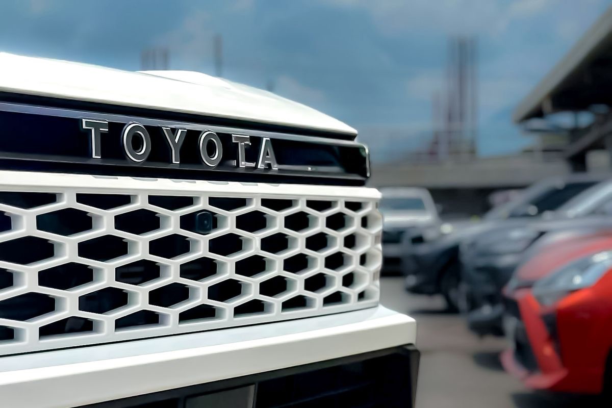 Close-up of the TOYOTA lettering on the Hilux grille